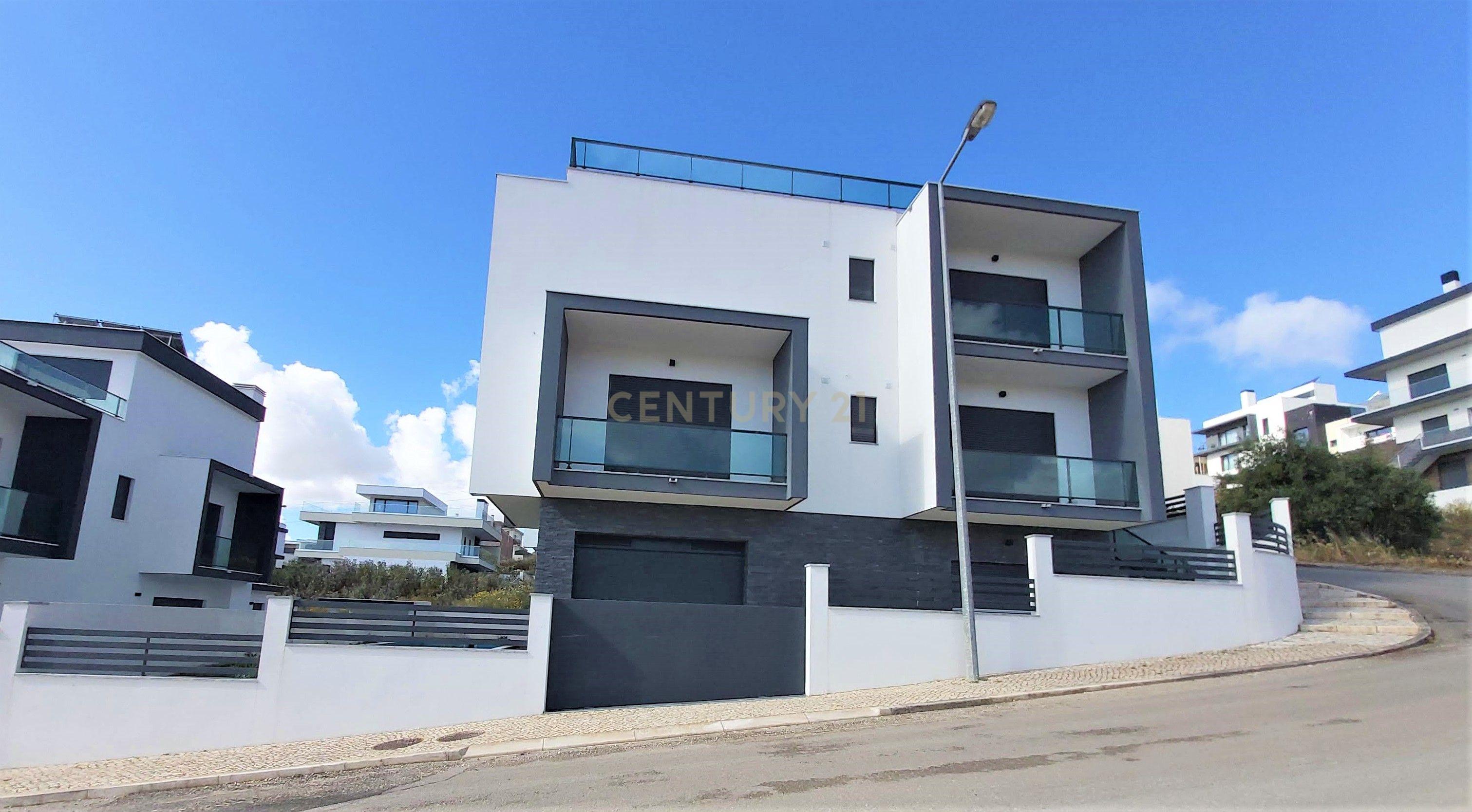 MORADIA T5 + 3 EM FAMÕES, COM PISCINA, JARDIM E BOX PARA 4 CARROS - Image 3