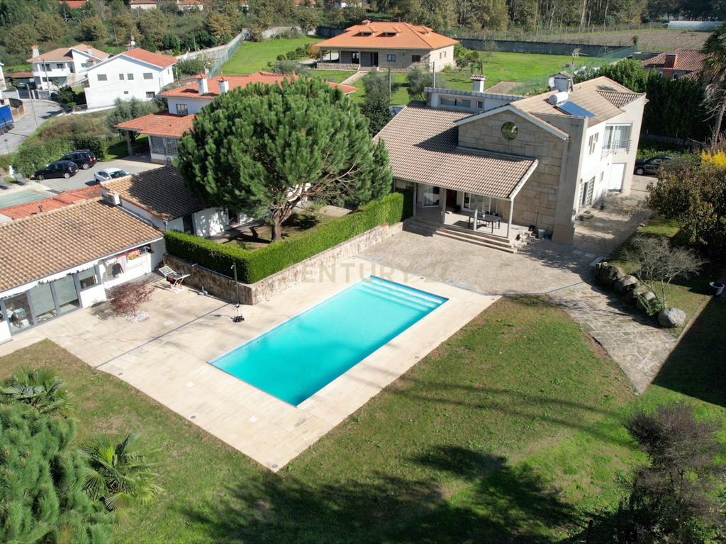 Moradia com Piscina e Jardim - Felgueiras - Image 1