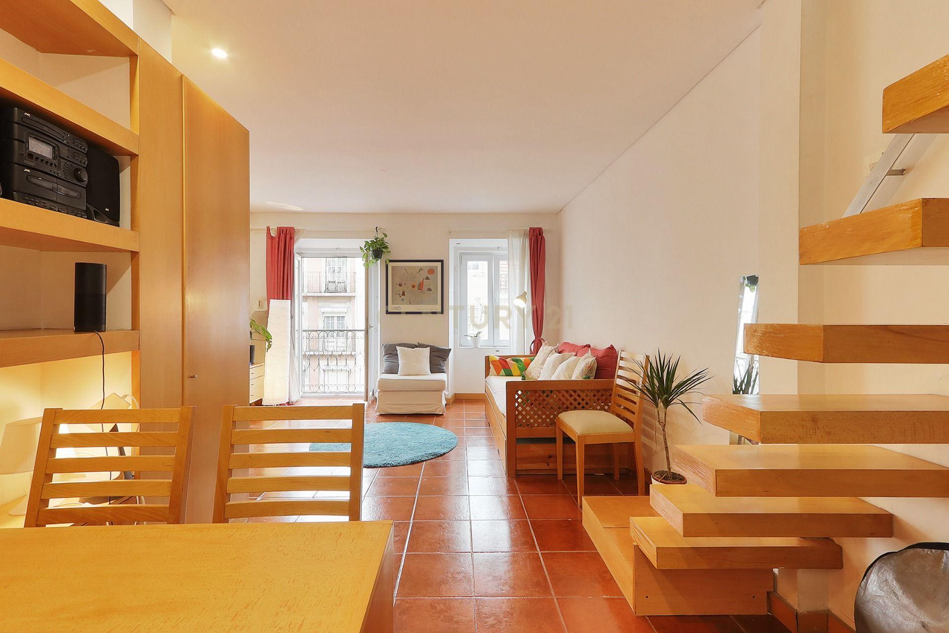 T1+1 Duplex na Rua de São Bento - Image 1