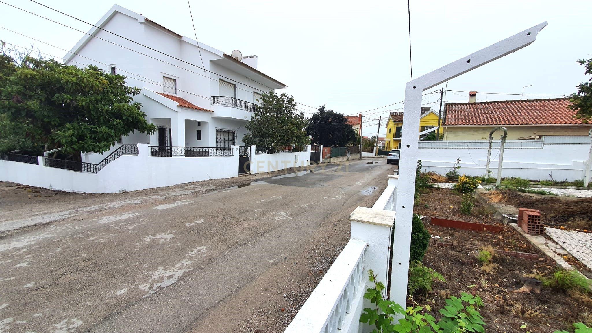Moradia Térrea nas Quintinhas inserida num lote de 264m2 - Charneca Caparica - Image 4