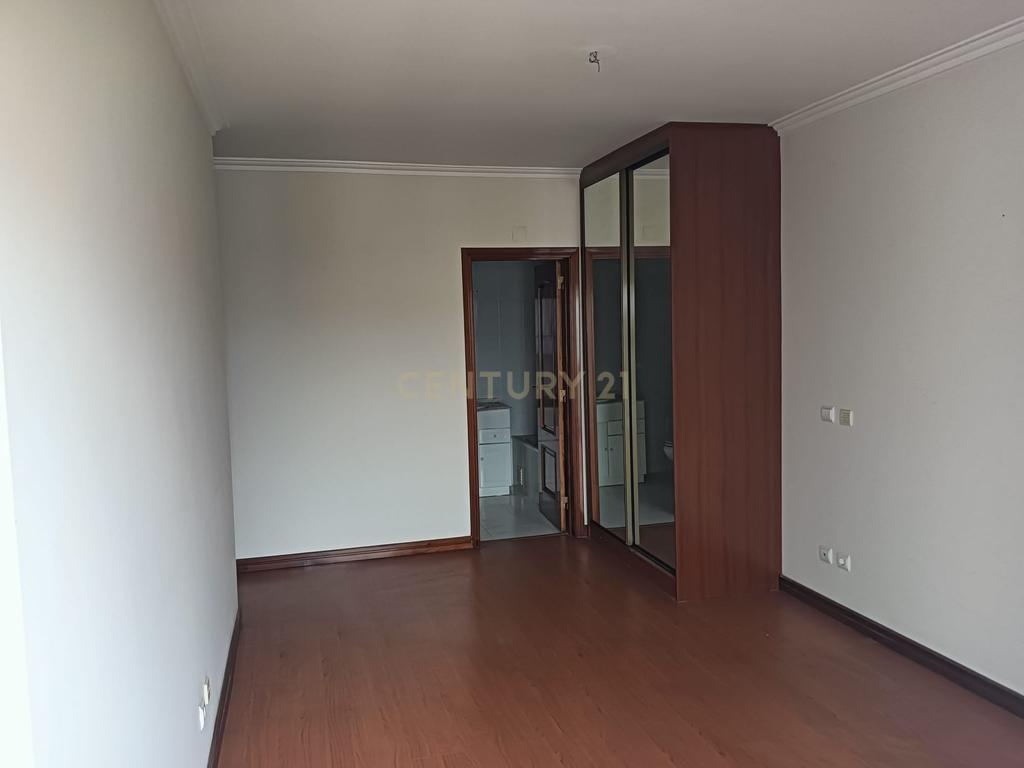 T3 com Suite/Garagem e Arrecadação - Vialonga - Image 11