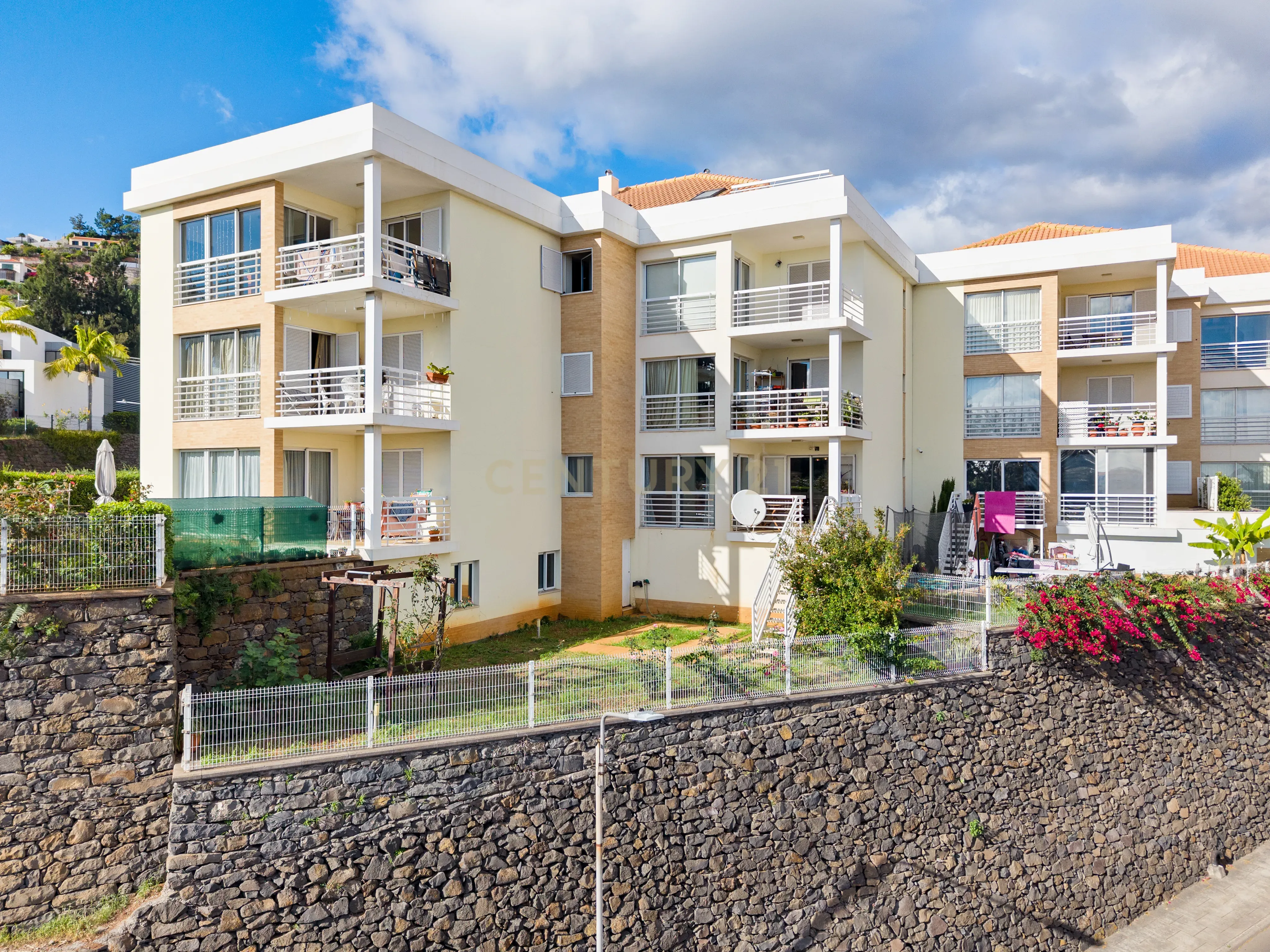 Apartamento T2 à Venda, com Jardim e Vista Mar - Pilar, Funchal - Image 3