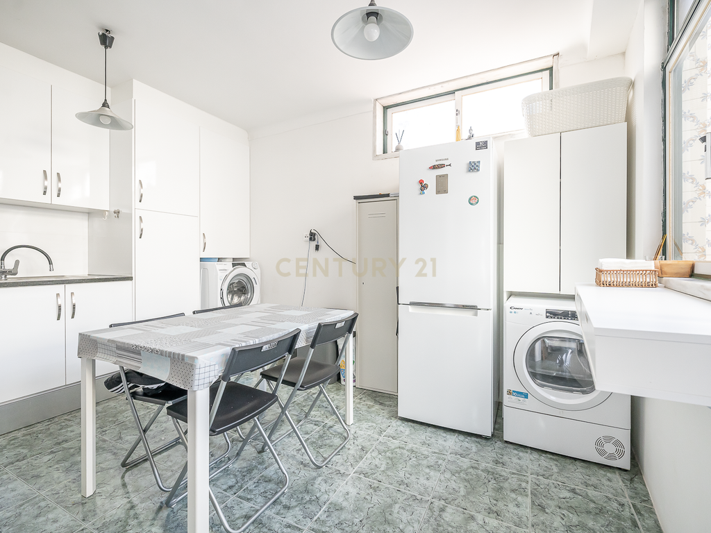 APARTAMENTO T2+1 COM TERRAÇO EM CAMPO DE OURIQUE - Image 3