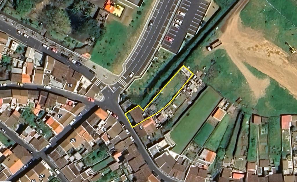 Moradia de 2 pisos com terreno de 348 m² no centro de Santa Cruz, Lagoa - Image 4