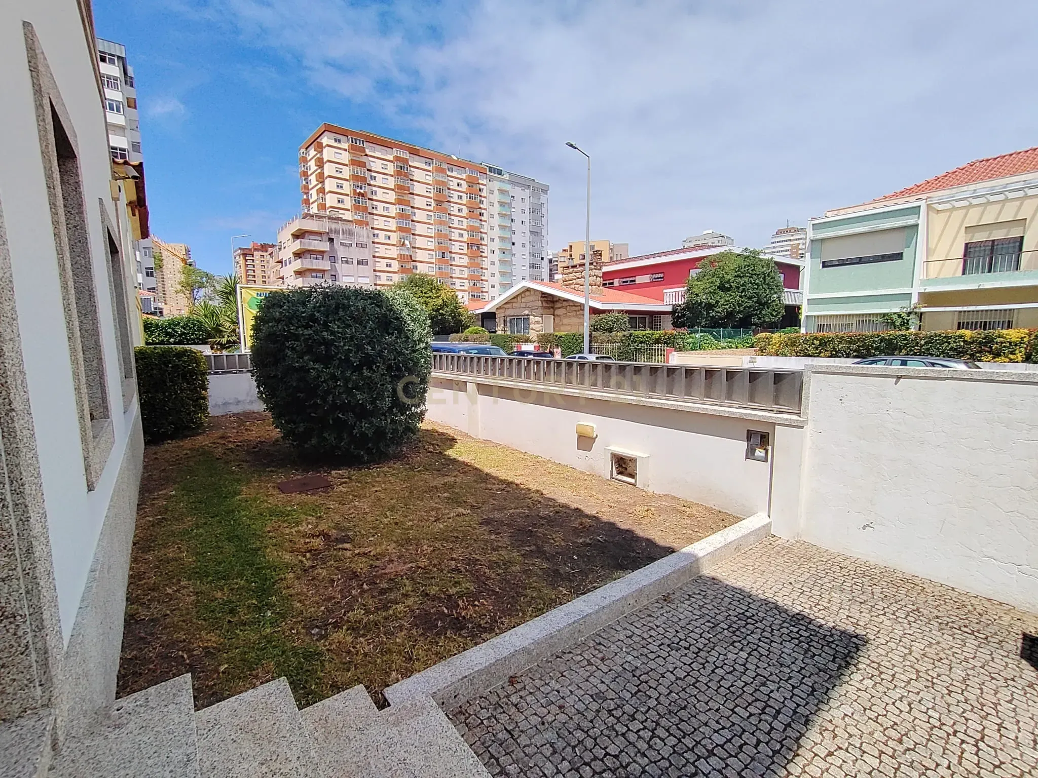 Moradia T5 com piscina a 50 metros da praia e da Avenida dos Banhos na Póvoa de Varzim - Image 5