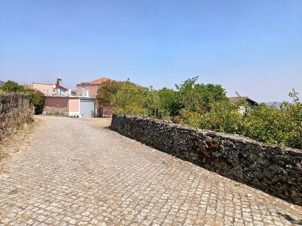 Espetacular Moradia com Terreno e Anexos em Rebordãos e Vista Panorâmica em Bragança - Image 5