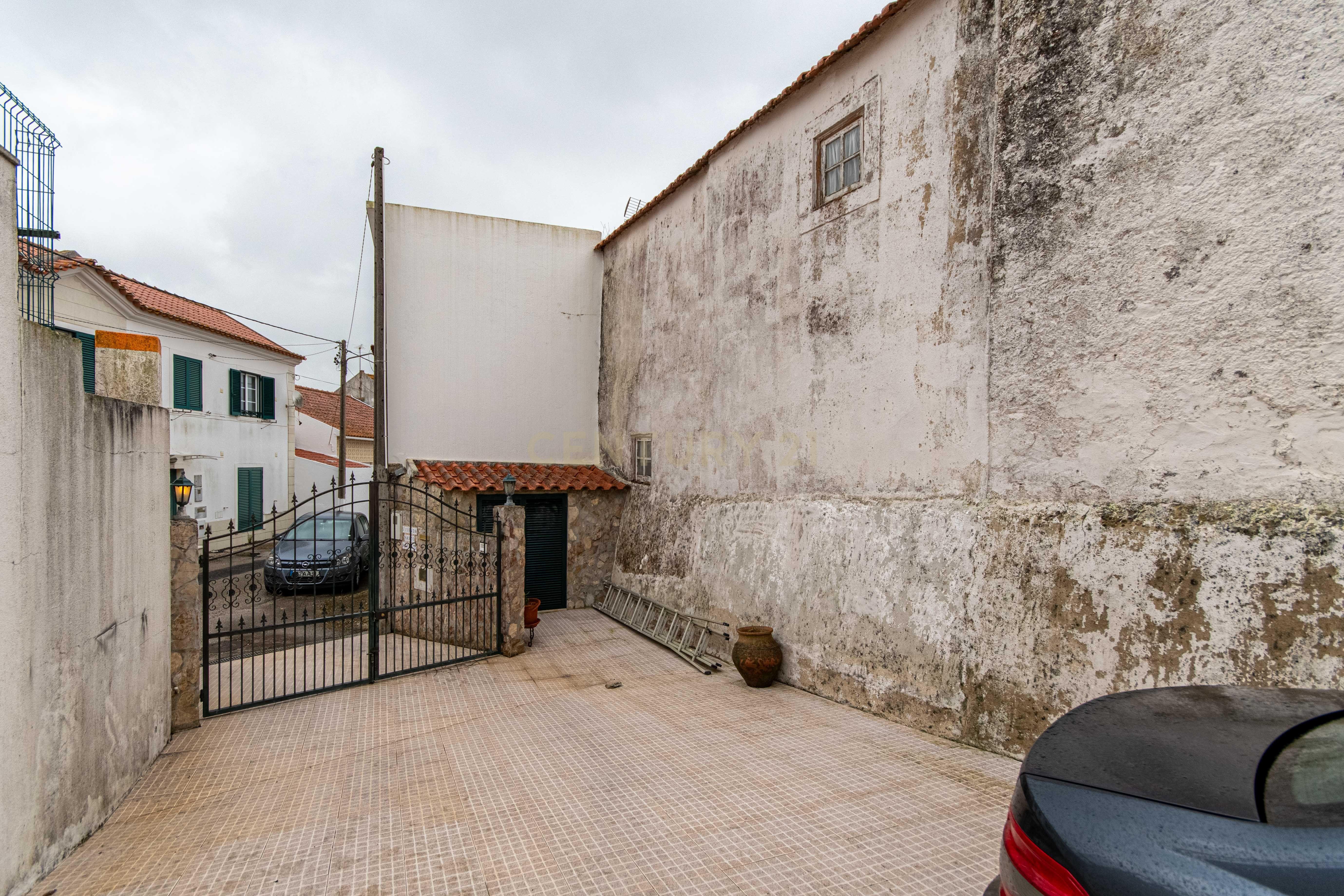 • Moradia T2 na Venda do Pinheiro | A 20 min da Praia e 30 min de Lisboa - Image 26