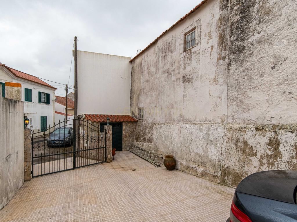 •	Moradia T2 na Venda do Pinheiro | A 20 min da Praia e 30 min de Lisboa - Image 25