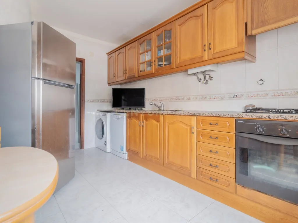 Apartamento T2 com Varandas em Vale do Cobro - Image 8