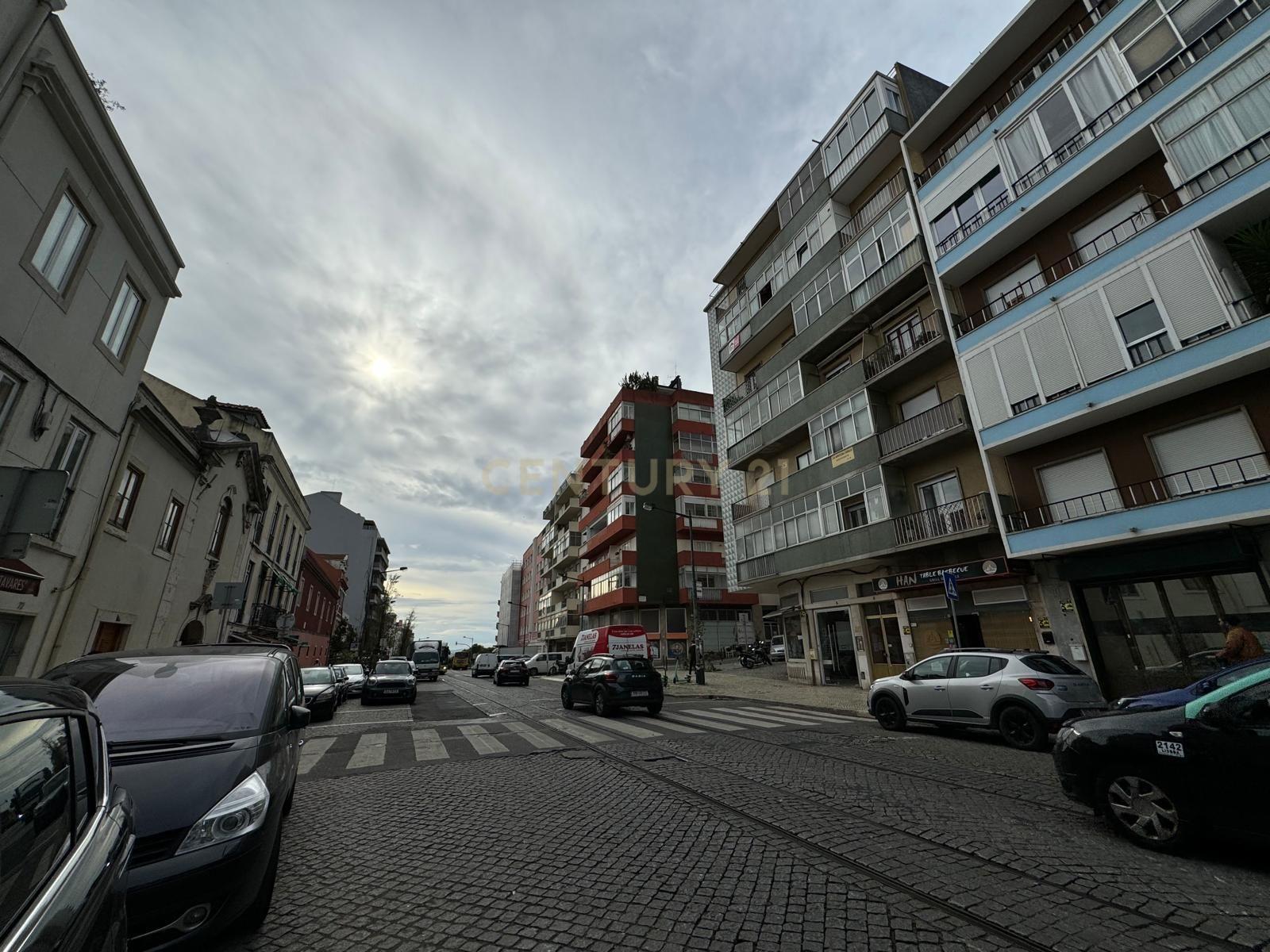 Arrenda-se Espaço Comercial de 370m² junto ao Campo Mártires da Pátria - Image 16