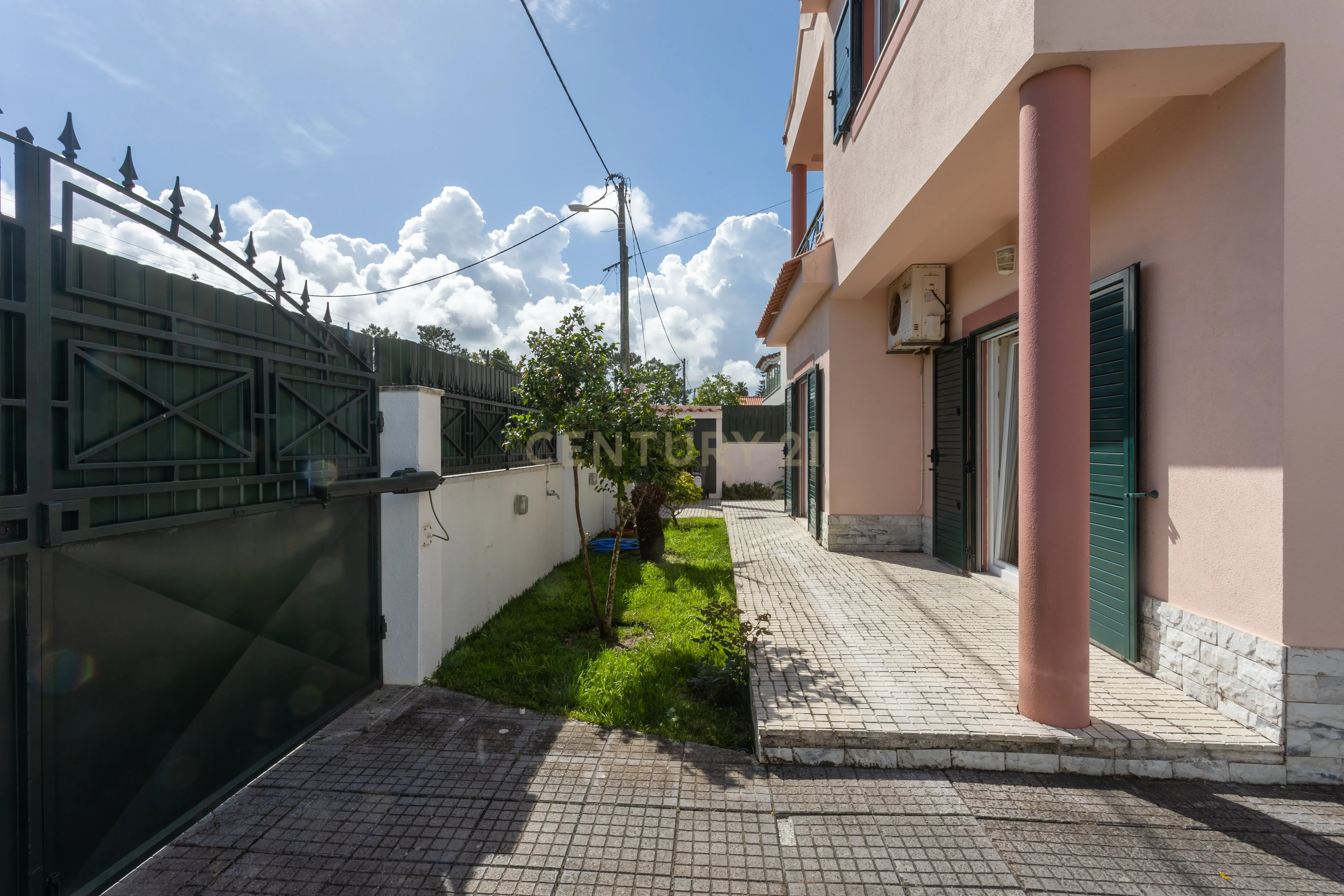 Fotografia 7 de Moradia T5 com Piscina em Localização Central e Tranquila na Aroeira