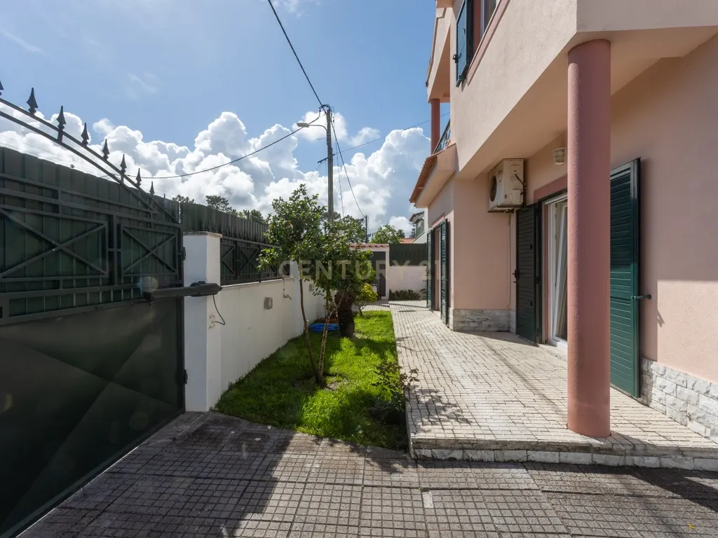 Moradia T5 com Piscina em Localização Central e Tranquila na Aroeira - Image 7