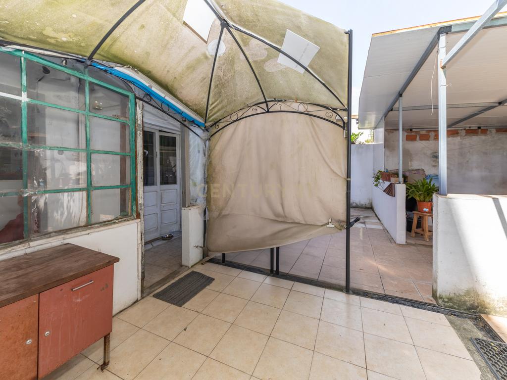Apartamento T3 no Feijó com logradouro de 261 m2 - Image 26