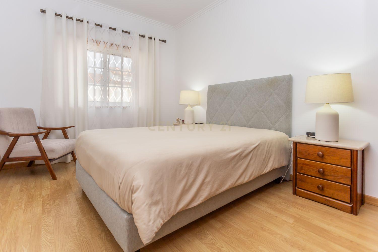 Apartamento T4 c/Arrecadação - Torre da Marinha - Image 7