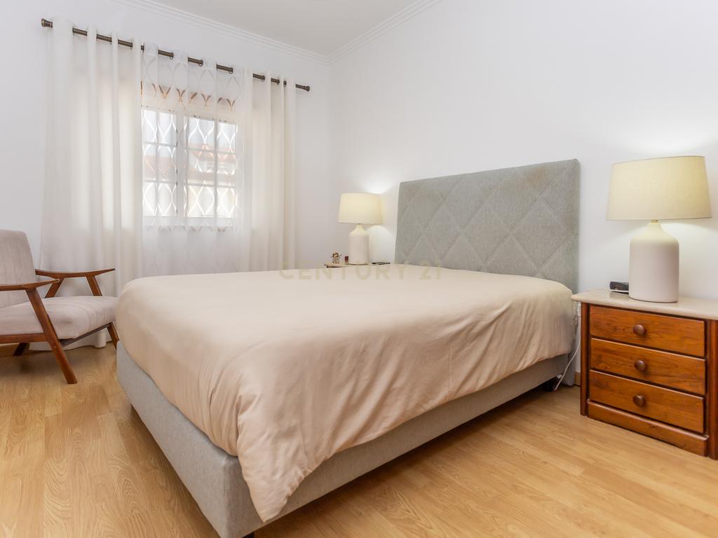Apartamento T4 c/Arrecadação - Torre da Marinha - Image 6