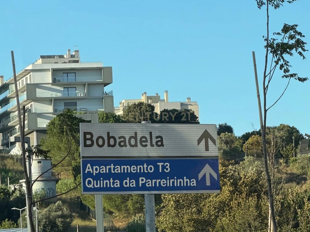 T3 na Quinta da Parreirinha | 155 m² | 2 Estacionamentos + Arrecadação - Image 1