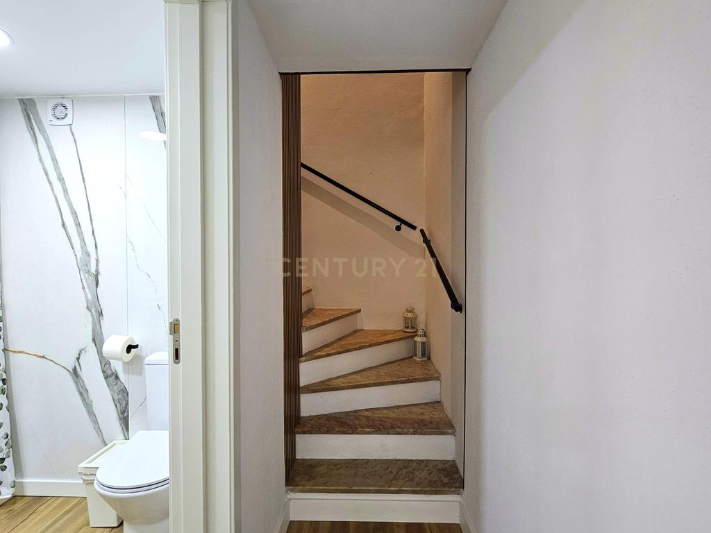 Encantadora Moradia Duplex T1 Totalmente Remodelada em Setúbal - Image 7