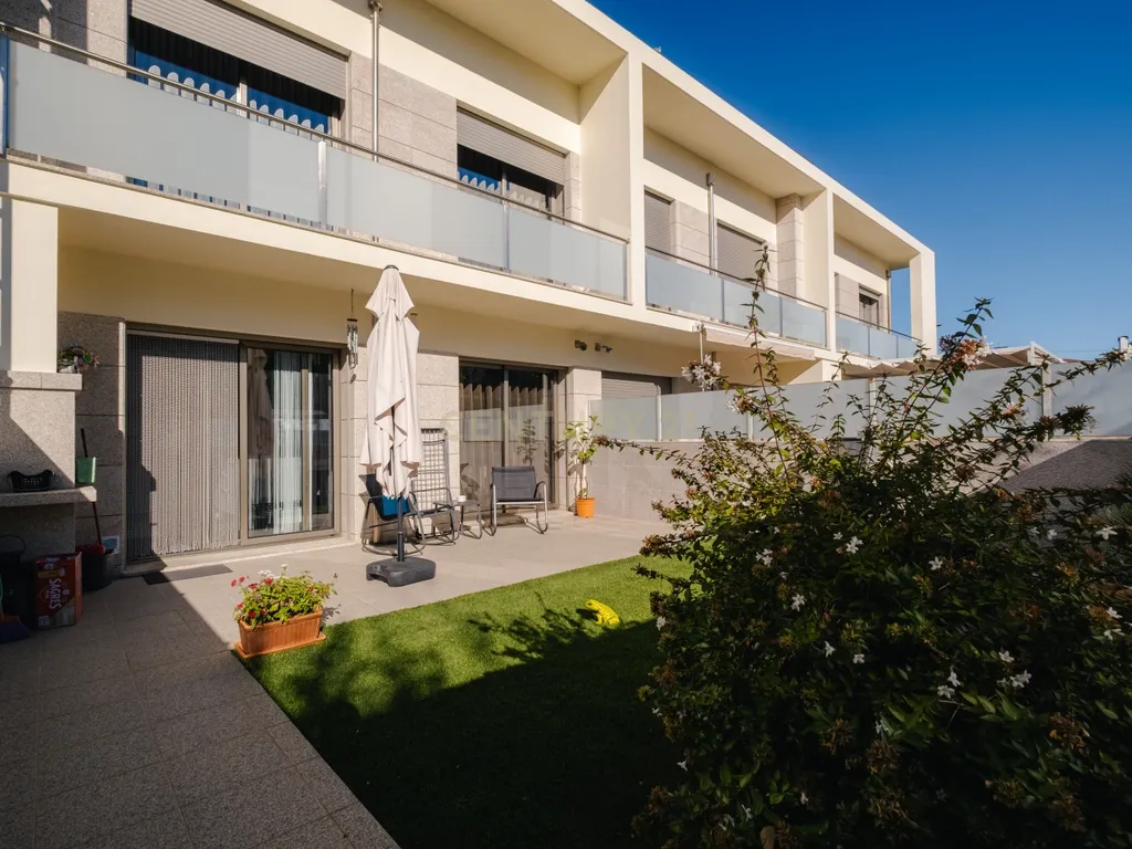 Moradia T4 com 255 m², Suíte Generosa, Jardim e Garagem para 3+ Viaturas | Astromil, Paredes - Image 46