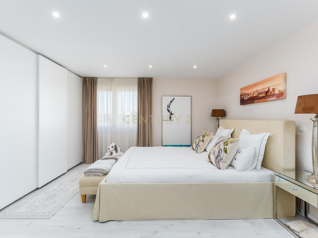 Apartamento T2 com elevador - Renovado - Image 17