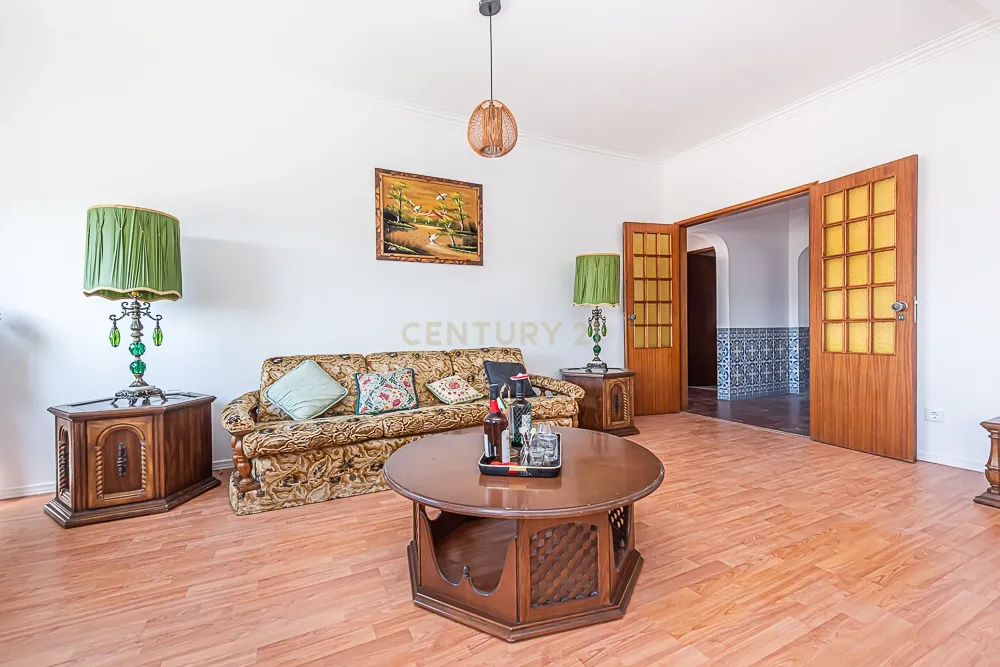 Apartamento T3 em bom estado de conservação com áreas generosas, S. Sebastião, Setúbal - Image 2