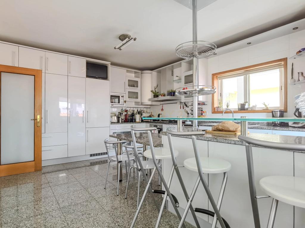 Moradia T4 de 4 Frentes com Jardim, Cozinha Regional e Garagem – Custoias, Matosinhos - Image 4