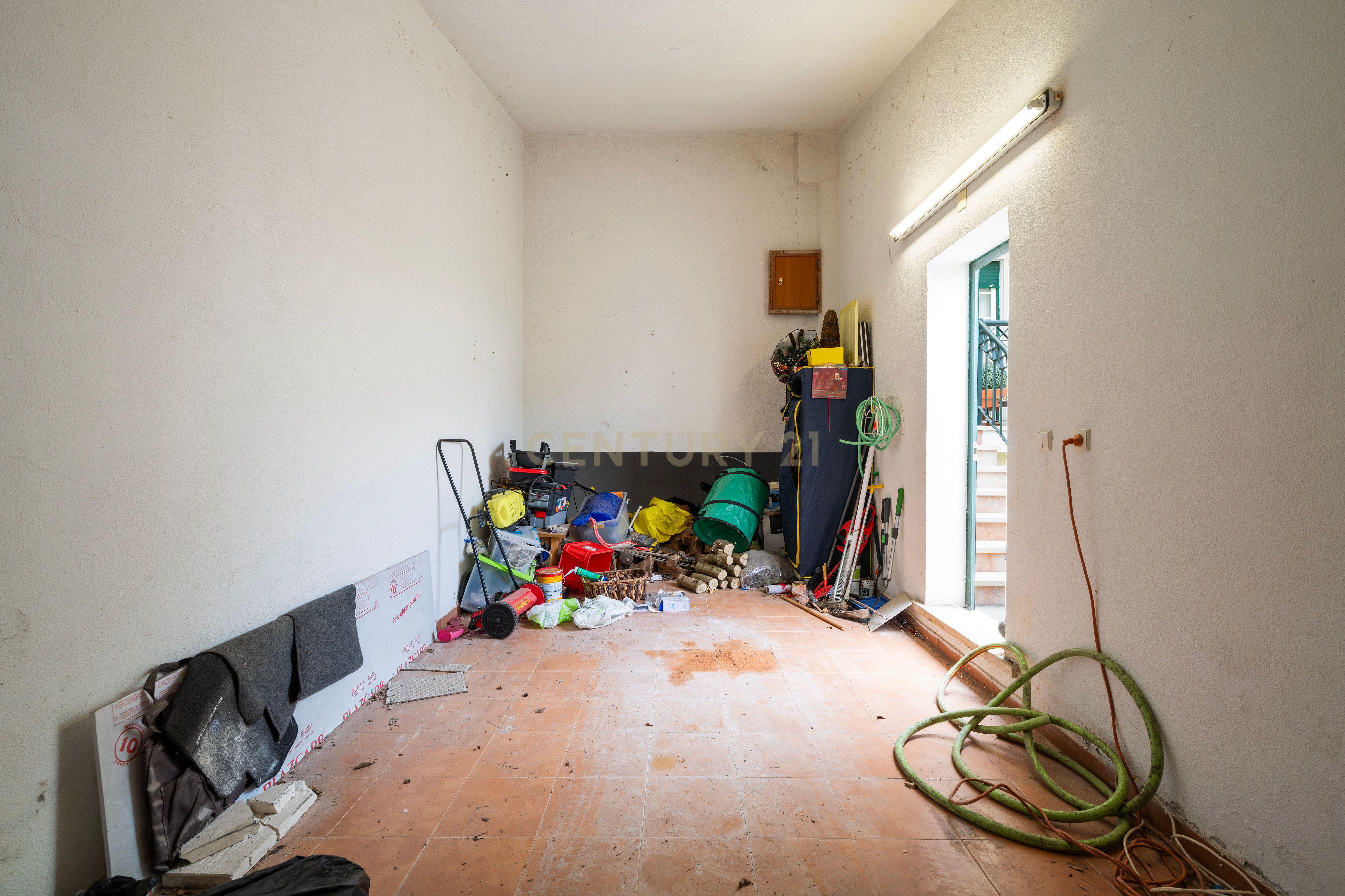 Fotografia 10 de (RESERVADA) Moradia, com 5 quartos, em Pinheiros de Azeitão, Setúbal - garagem e piscina