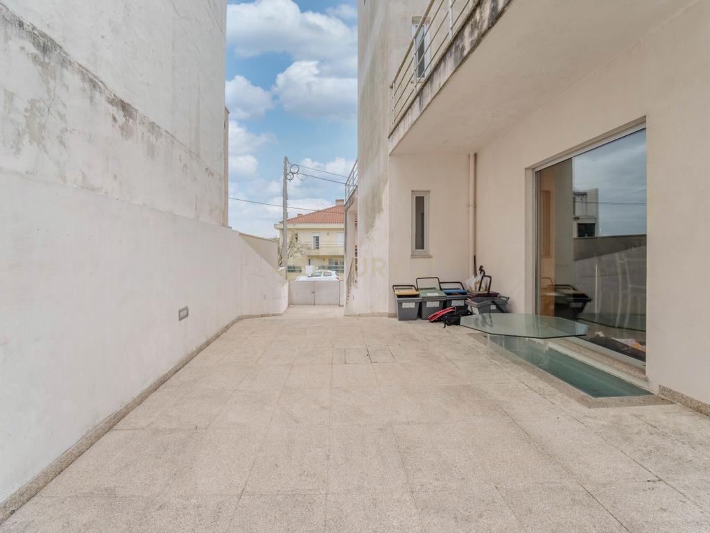 Moradia T3 de 3 frentes com 351 m², jardim e terraços | Baguim do Monte - Image 46