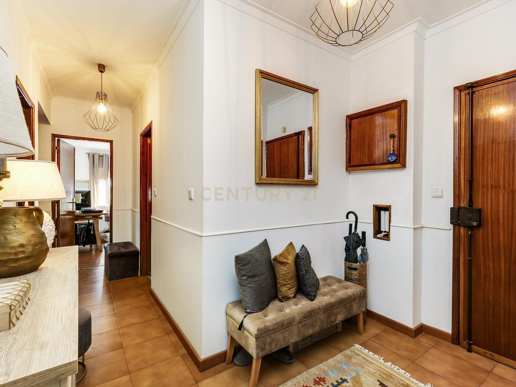 Apartamento T3 Renovado com Vista Panorâmica no Cacém, Sintra, Lisboa - Image 6