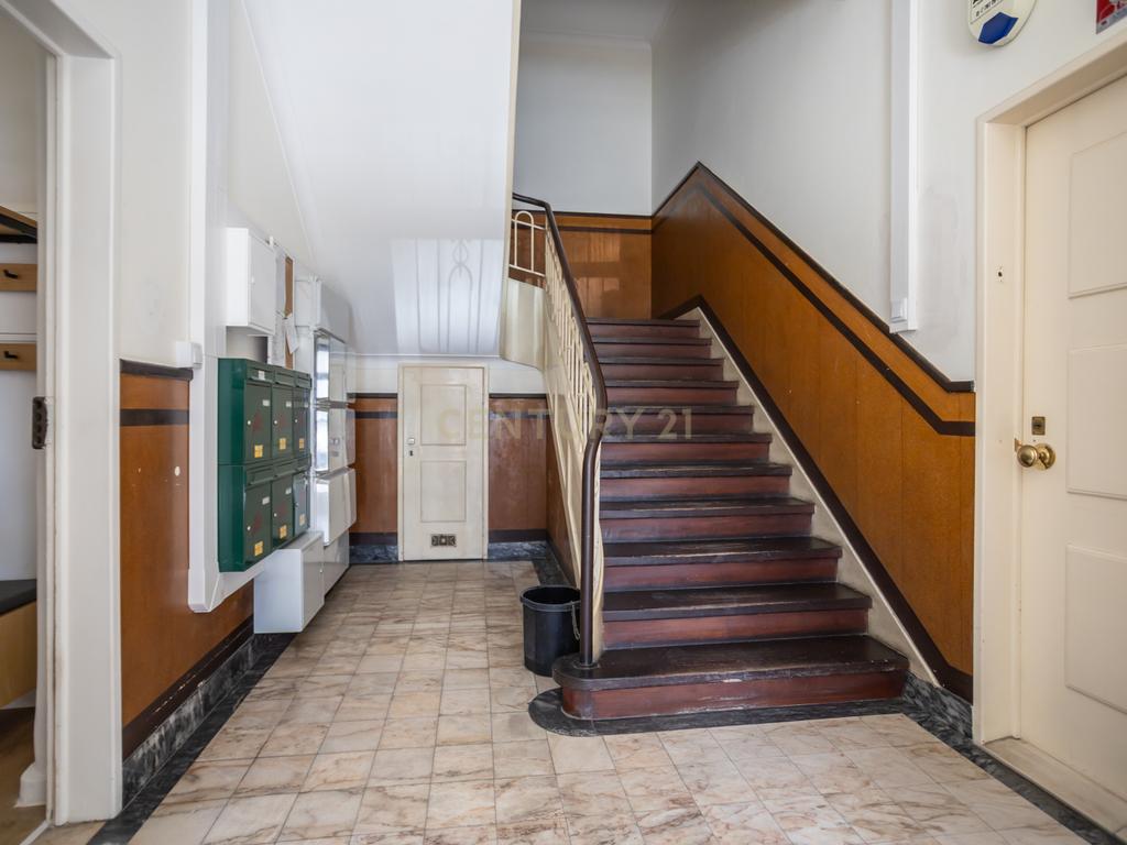 Elegância e História: T4 Remodelado com Grande Logradouro Privativo no Bairro Salgado - Image 4