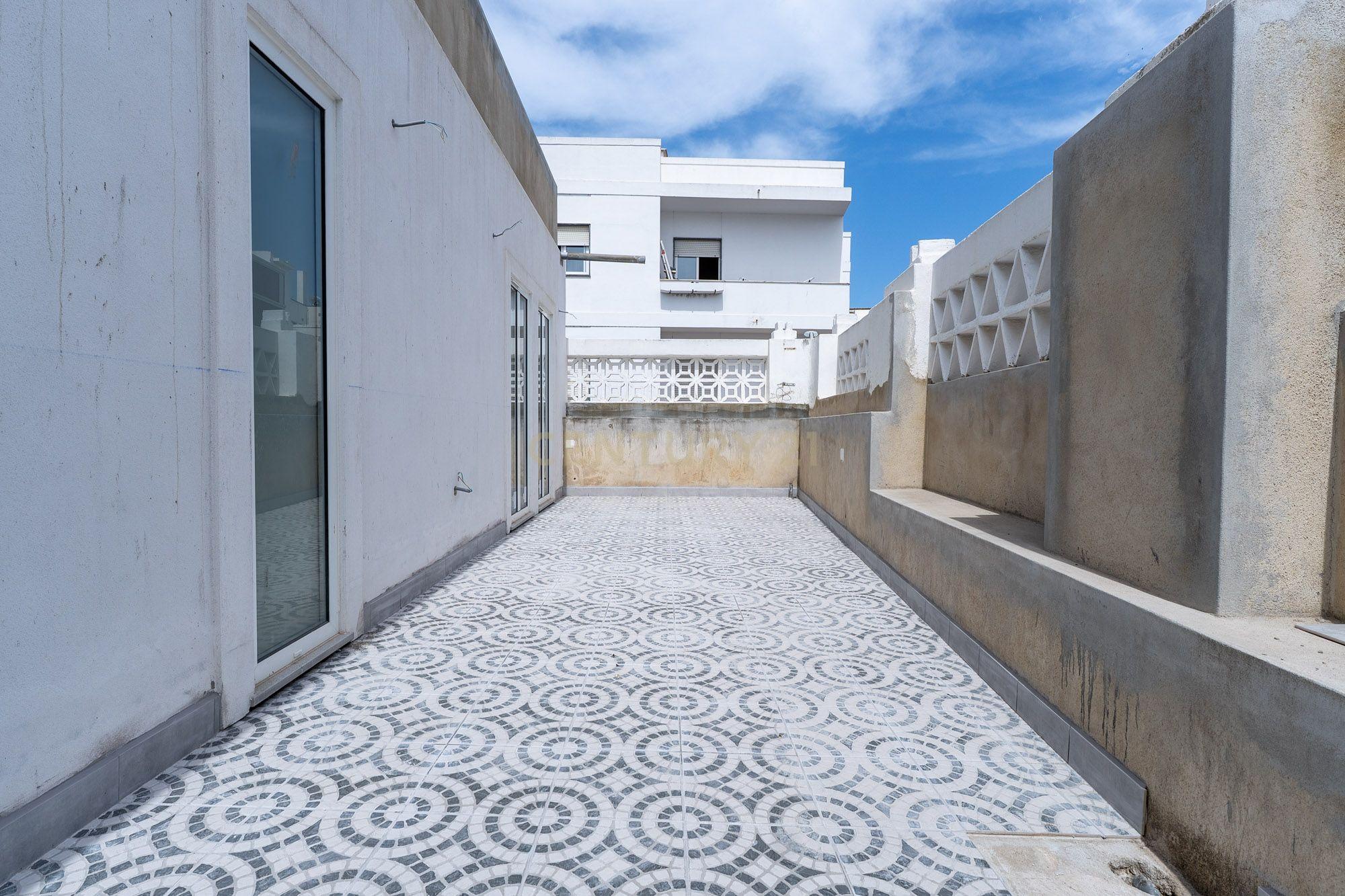 Fotografia 3 de Moradia NOVA T2 com Garagem, Terraço e Piscina Privada - Centro de Olhão