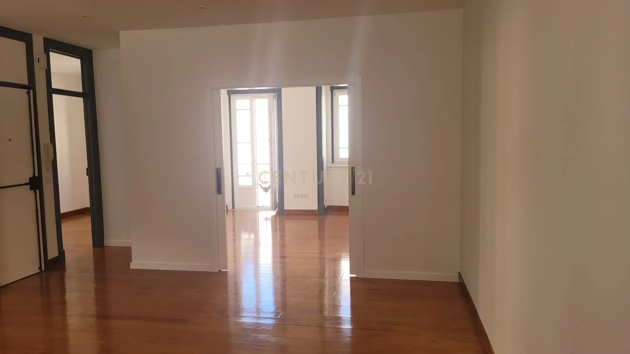 Apartamento T2 com 83 m² - Image 7