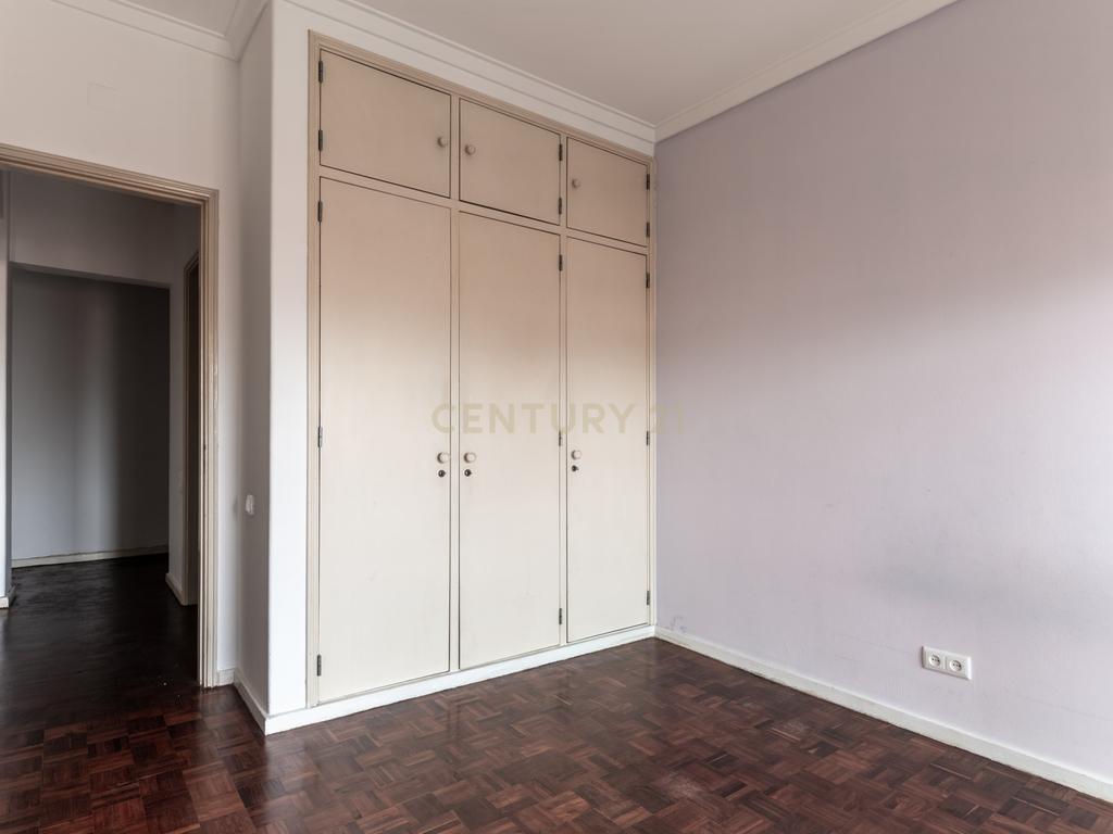 Centro de Lisboa - Crie o Seu Lar neste T1 com Charme e Versatilidade - Image 17