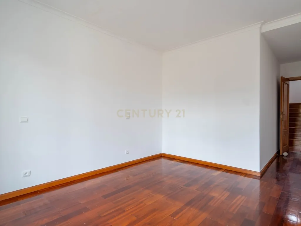 Moradia T5 - C/ terreno - Excelente estado - Image 26
