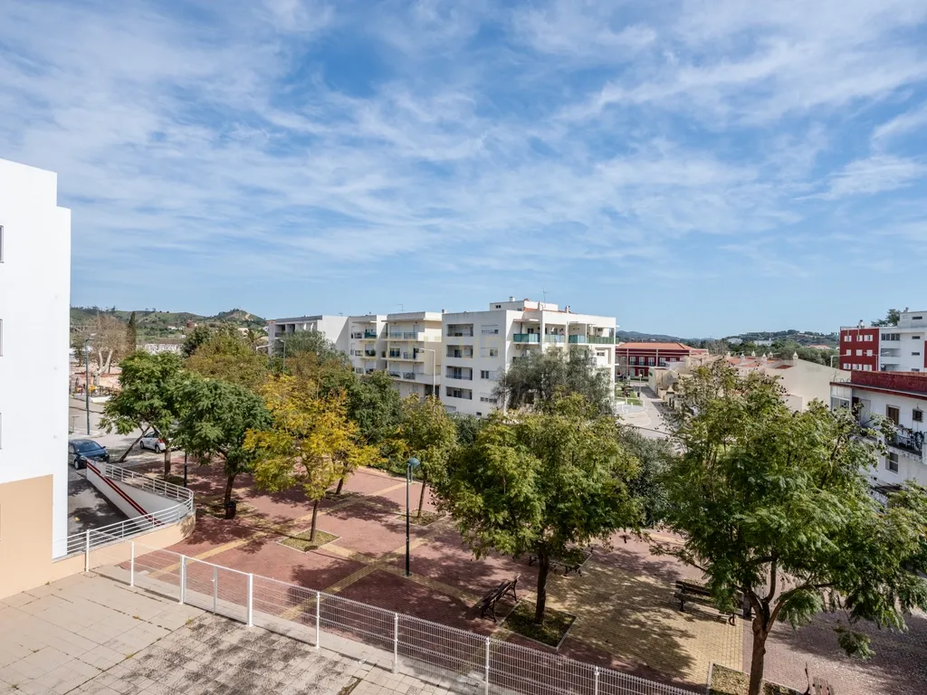 T2 com 99m², varanda generosa e 2 lugares de garagem em Silves - Image 23