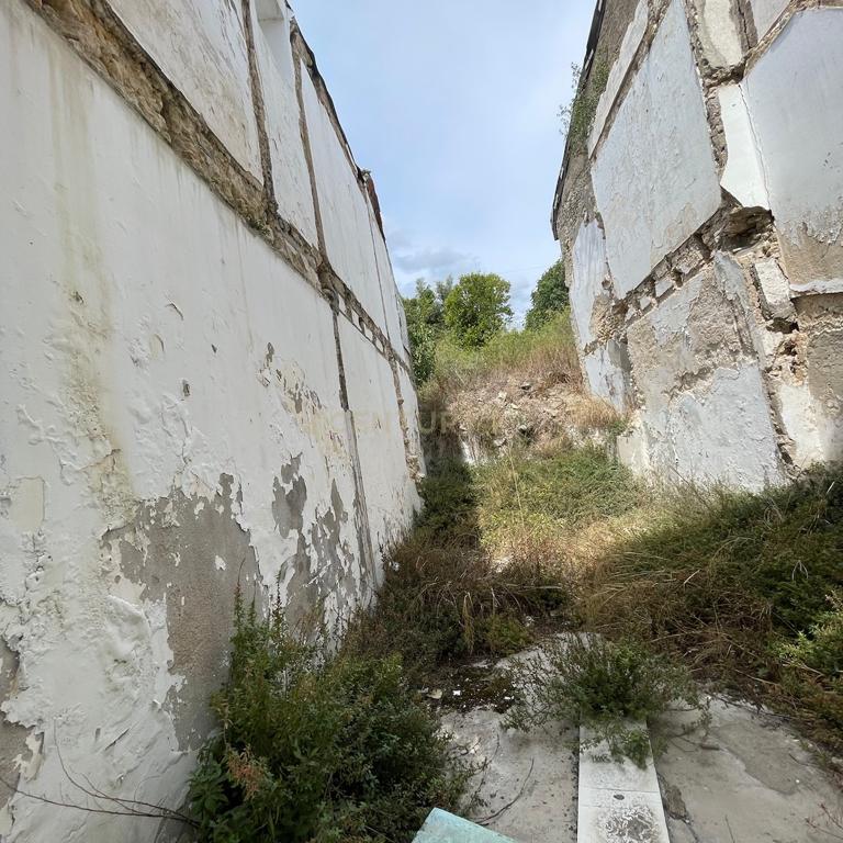 Agregado de três moradias com terreno de 1330m2, no Casal Novo do Rio - Image 1