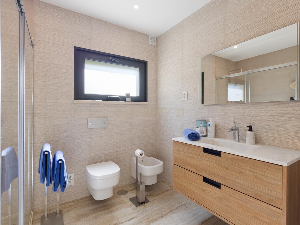 Moradia ultramoderna com 3 quartos: Vida sustentável na Costa da Prata - Image 26