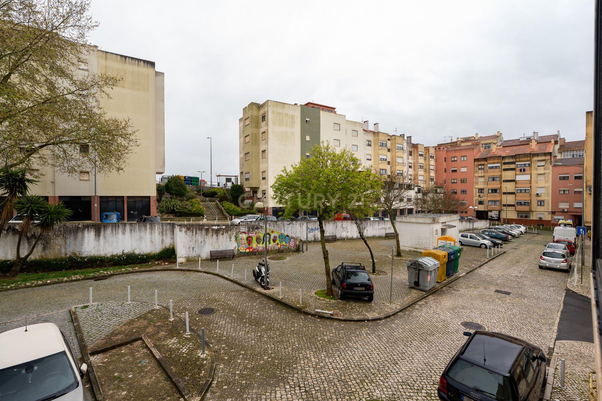 Apartamento T3 com garagem para 2 viaturas Monte Abraão - Image 16