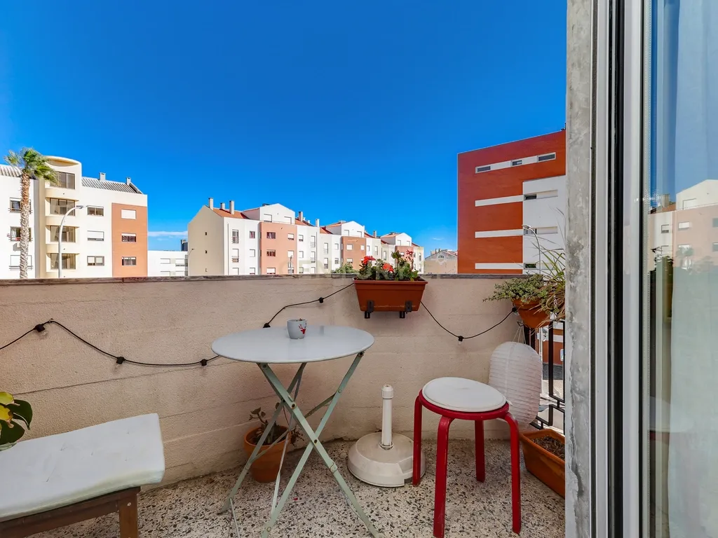 T5 Alfragide com Varanda - Image 4