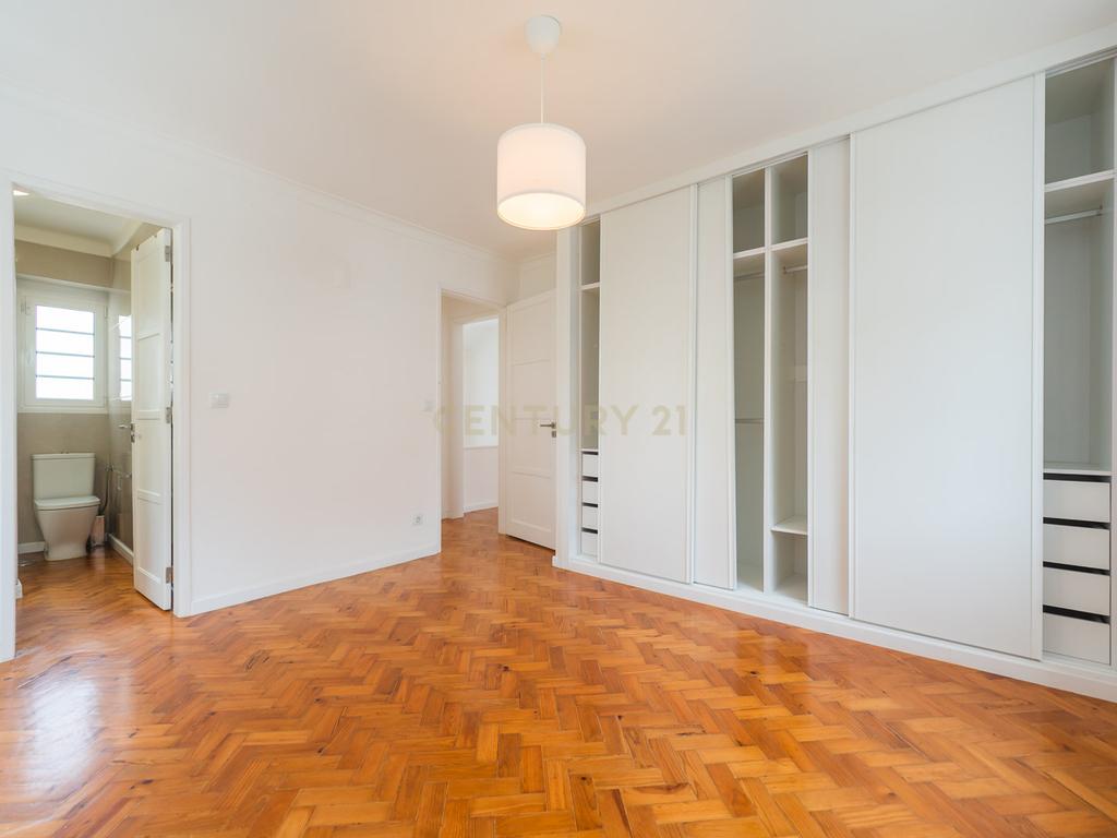 Moradia T3 + 1 Renovada com Jardim e Piscina em Penha de França, Lisboa - Image 65