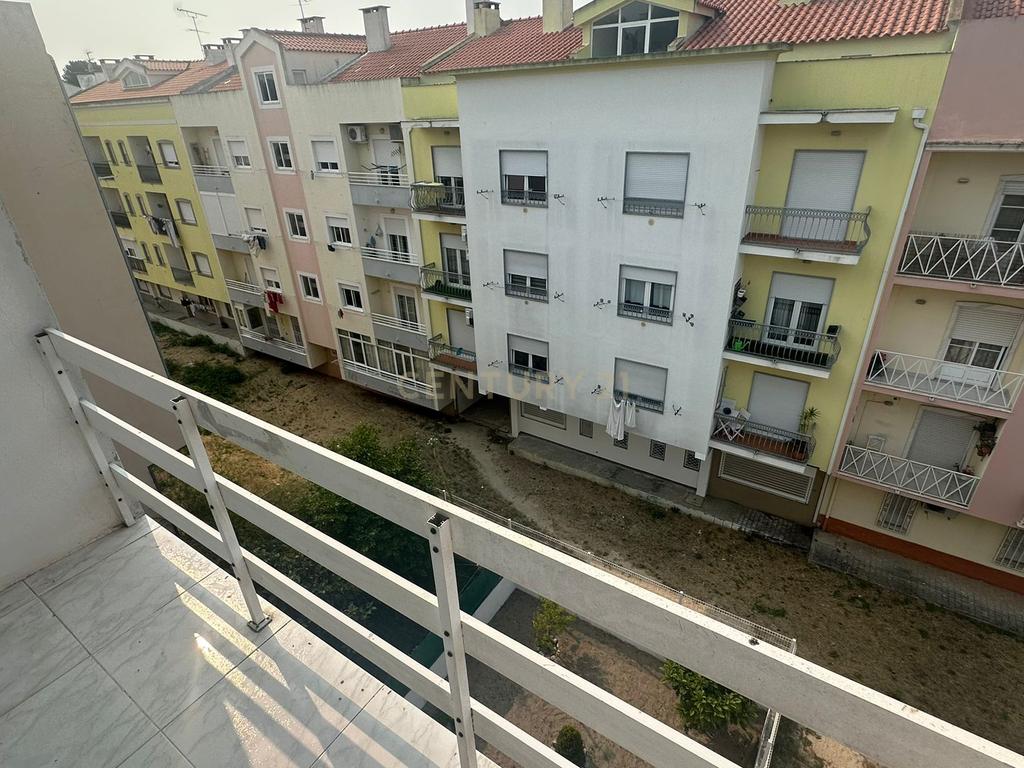 Apartamento T2 com Varanda, na Quinta do Conde - Image 12