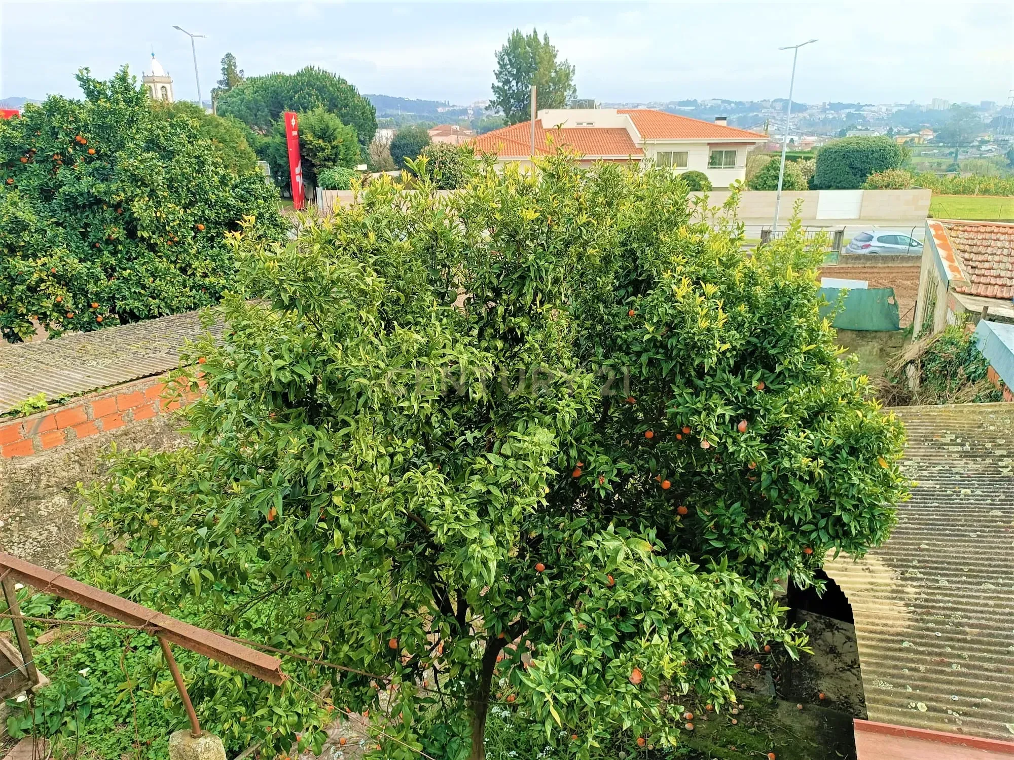 Moradia bifamiliar com cinco quartos, terreno e água para reconstrução no coração da Cidade da Maia, em Gueifaes - Image 49