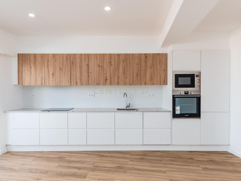 T2 Totalmente Remodelado com Terraço — Almada Centro. - Image 7