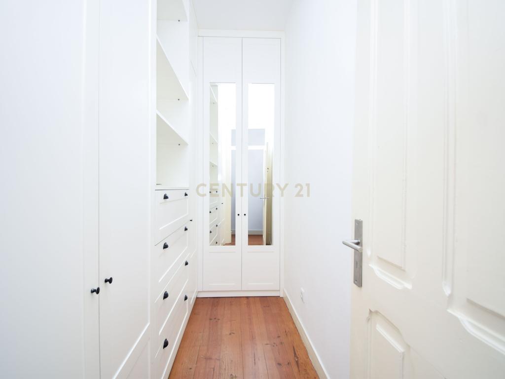 Apartamento T2+1 Renovado no Coração de Campo de Ourique - Image 17