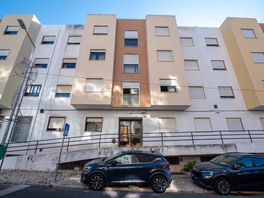 T2 Remodelado | Rua Borges Carneiro, Amadora - Image 2