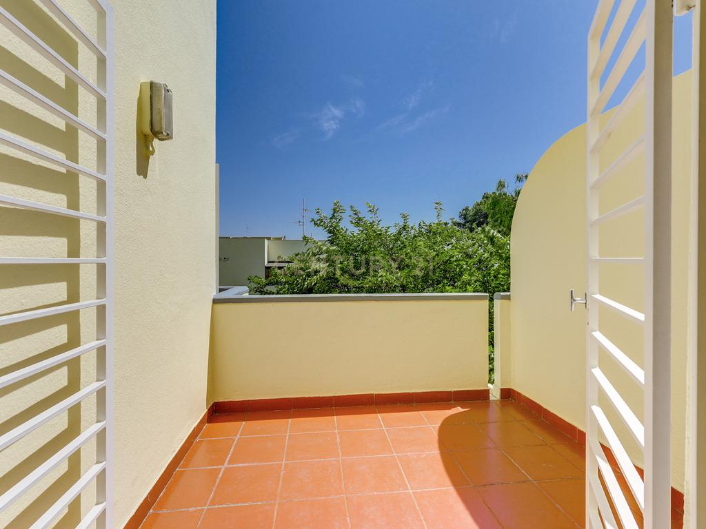 Apartamento T4 Duplex no coração de Telheiras - Image 14