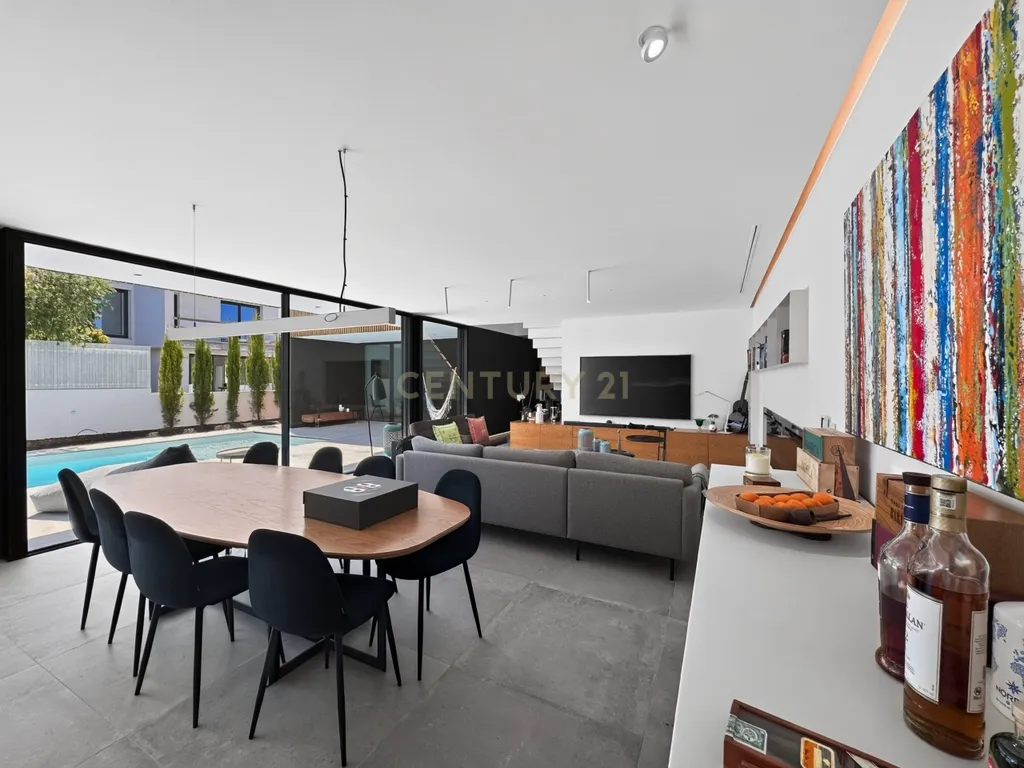 Moradia T3 de Excelência na Aroeira – Conforto, Elegância e Qualidade de Construção - Image 45