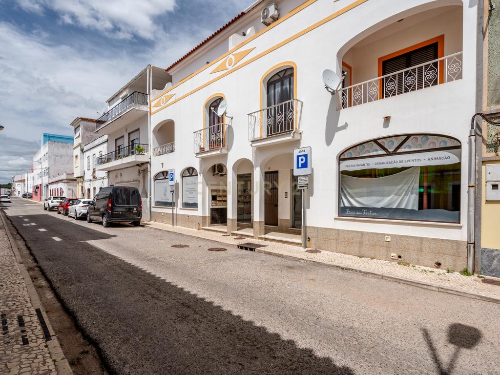 Espaço Comercial com 5 Lojas em São Bartolomeu de Messines - Image 2