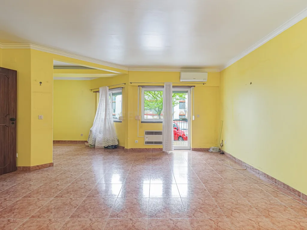 Moradia T5 com 220m2 no centro de Linda-a-Velha - Image 32