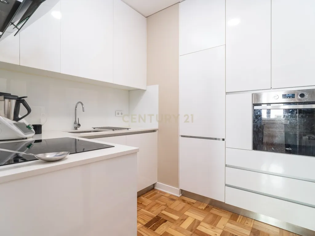 Apartamento T3+1 com logradouro e estacionamento privativos e sótão independente rentabilizado – Bairro Norton de Matos - Coimbra - Image 9