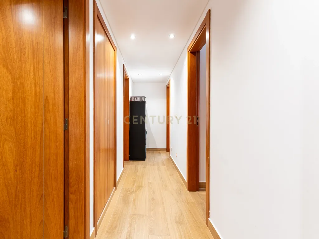 Apartamento T3 com 2 Terraços Gigantes e Vista Rio – A 10 min de Lisboa - Image 27